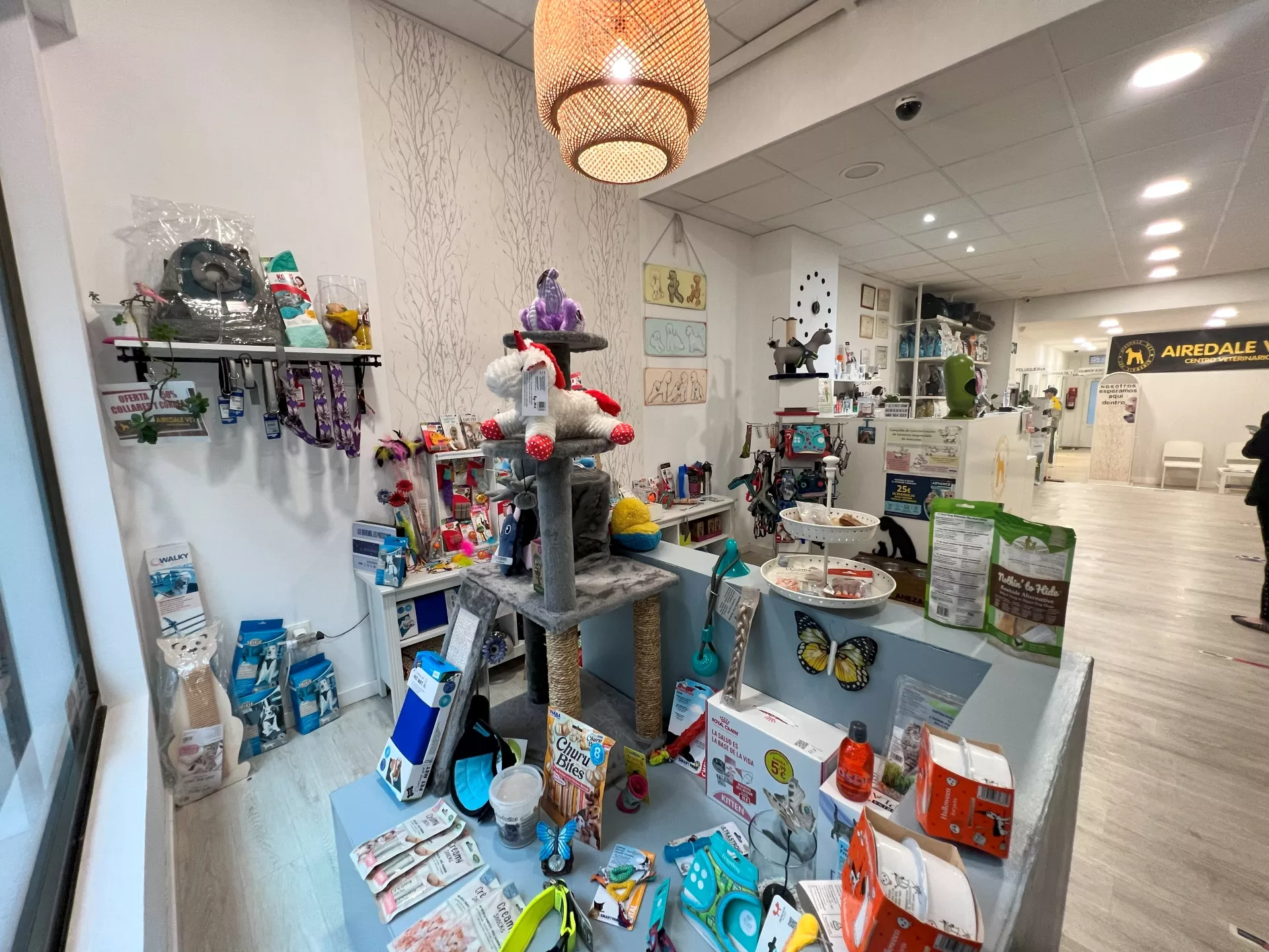 Productos para mascotas en el escaparate